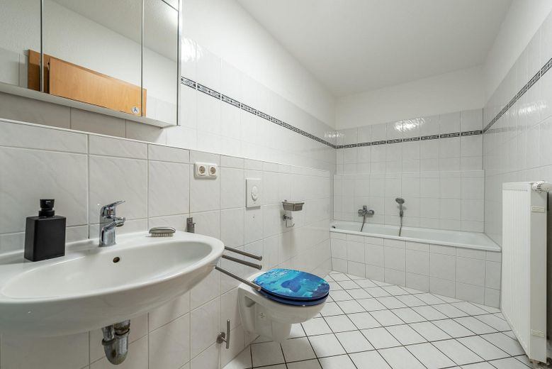 Zentrales und energieeffizientes Townhouse mit Tiefgarage und Keller – Badezimmer rechts