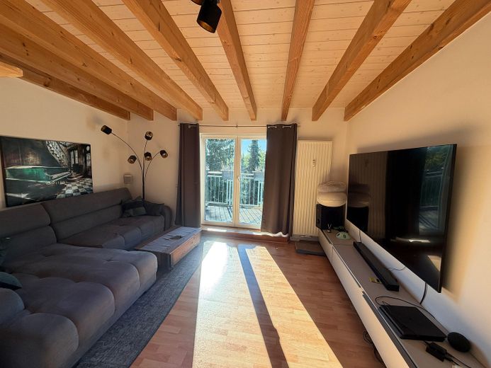 Exklusive 2 Zimmer DG Wohnung mit Loft-Charakter und zwei Dachterrassen in zentraler Lage – Wohnzimmer