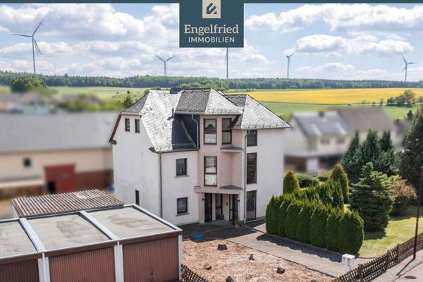 Goed onderhouden driefamiliehuis met aanbouw en garagehof op ruim bouwperceel