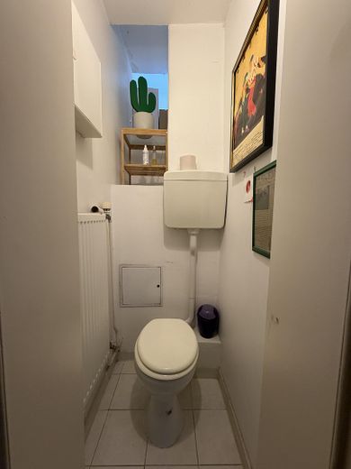 Appartamento centrale di 3 locali nel Nordend con cucina componibile e bagno con luce naturale – Gäste WC
