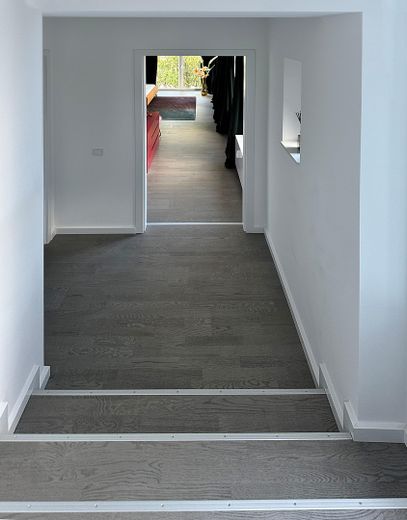 -PROVISIONSFREI- Kernsanierte Altbauwohnung im 2.OG, Denkmal, Wohnküche, Parkett – Flur / Schlafzimmer
