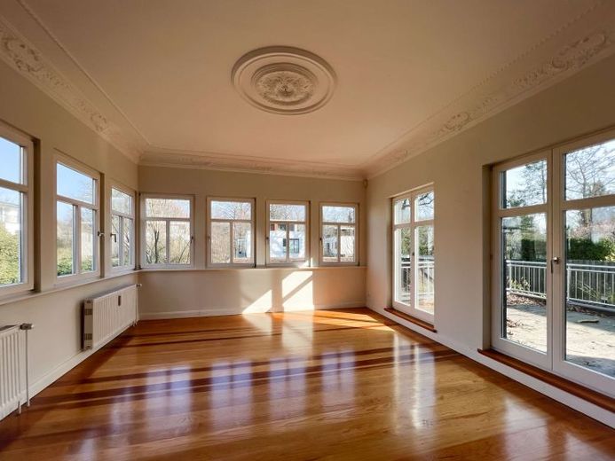 Elegante appartamento di proprietà con cucina componibile in un’esclusiva villa cittadina ad Amburgo-Rahlstedt – Foto 1