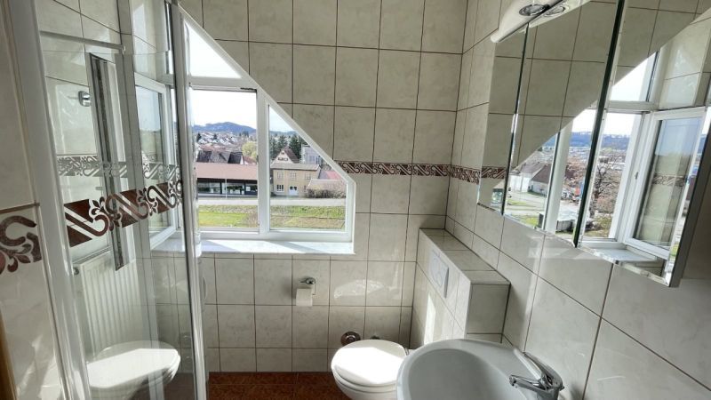 Schöne, helle Dachgeschosswohnung mit herrlichem Ausblick - sofort bezugsfertig. – Bild 3