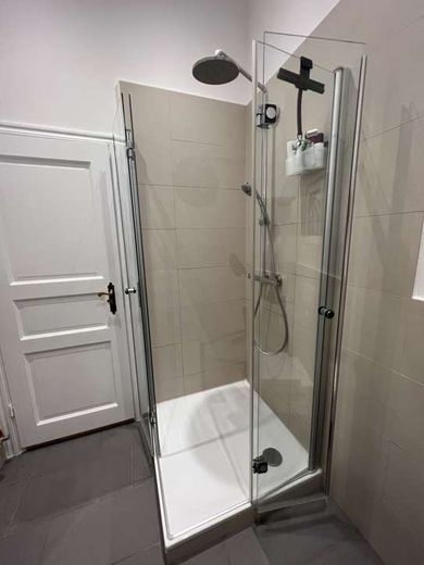 Tolle 4 Zimmer Altbauwohnung in Kreuzberg mit Wohnküche nahe Paul-Lincke Ufer, Südbalkon, Parkett – Duschbad