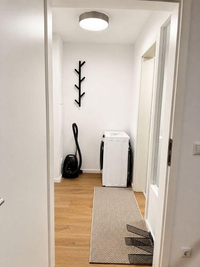 Erstbezug nach Sanierung – Modern möbliertes 1-Zimmer-Apartment mit Balkon in Top-Lage – Foto 7