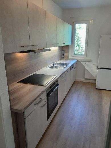 TOP sanierte, sonnige 3-Zimmer-Wohnung mit großem Balkon und Einbauküche in ruhiger Neubauanlage – Referenzfoto Küche