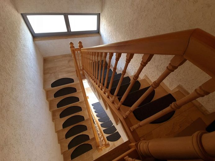 **PROVISIONSFREI** Top modern renoviertes Zweifamilienhaus in Breitengüßbach – Treppenhaus