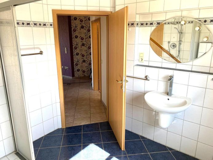 Freistehendes Einfamilienhaus mit Einliegerwohnung und Garage in ruhiger Lage (Sackgasse) von Brakel – Bad Einliegerwohnung EG