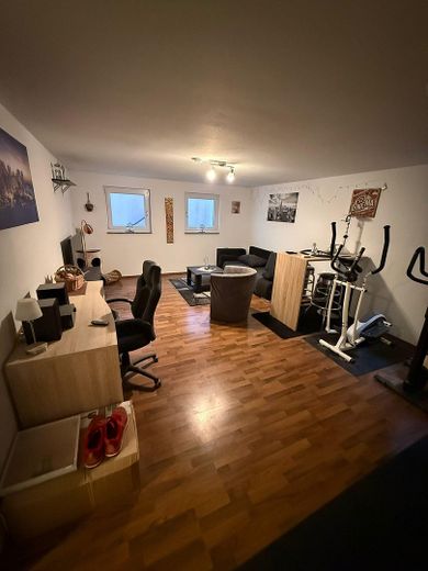 Vivienda con jardín y sensación de casa dentro de casa | Jardín de 135 m² | Sala de ocio interna | Plaza de aparcamiento en garaje subterráneo – Hobbyraum