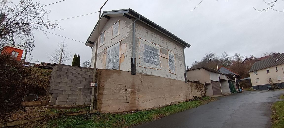 Haus Rohbau Neubau mit Baugenehmigung, Mietkauf möglich – Ostansicht von der Strasse