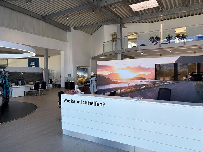 Showroom- und Serviceimmobilie mit ESG-Standard und hoher Frequenz – Ansicht innen Empfang