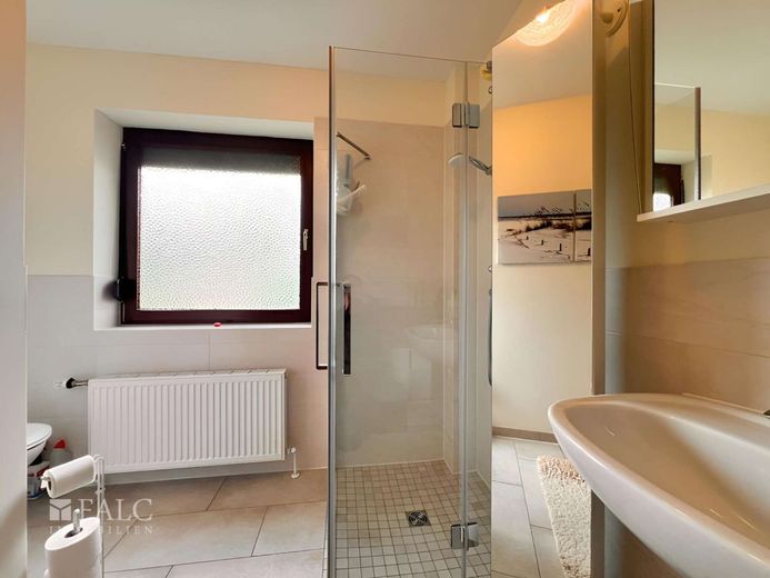 ***Großzügiges Einfamilienhaus mit viel Platz und Gartenidylle in ruhiger Lage*** – Badezimmer EG