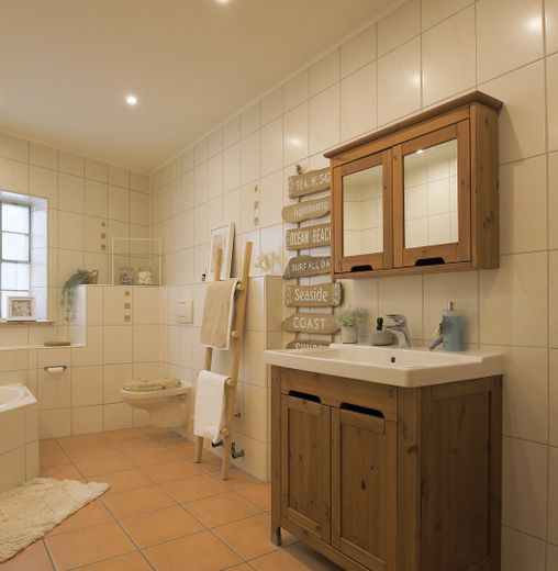 Casa unifamiliare ristrutturata con 2 garage enormi e innumerevoli possibilità di sviluppo – Foto 21