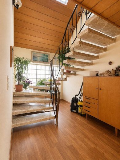Großzügiges Wohnhaus mit ca.360 m² – Potenzial für Mehrgenerationenwohnen oder mehrere Wohneinheiten – 1. OG Treppenaufgang zum 2. OG