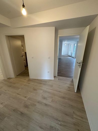 Großzügige 4,5-Zimmer-Wohnung mit ca. 135 m², Balkon, 2 Bädern, Aufzug und Garage in Düsseldorf-Bilk – Flur Schlafbereich