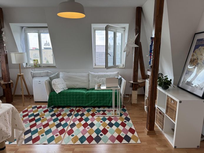 Stilvolle Altbau-Dachgeschoss 2-Zimmerwohnung mit Weitblick – Wohnbereich