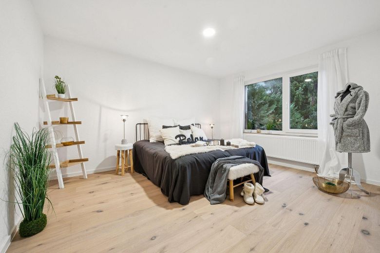 Modernisierte Wohnung mit Reihenhauscharakter, mit Gäste WC und Garten *von Privat* – Schlafzimmer