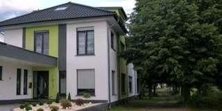 Moderne Luxusvilla: 432 m² Wohnfläche, PV-Anlage, Wärmepumpe & Sauna – Seitenansicht un Eingang