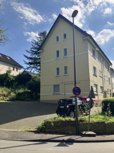 Odnowione mieszkanie 3-pokojowe z piwnicą i miejscem parkingowym w Burscheid – Hausansicht 1