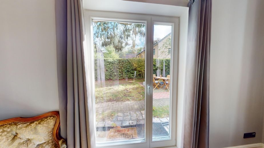Möbliertes Haus 154 m² | 5,5 Zi | Garten | nahe Nienstedten | Wohnen auf Zeit 3–33 Monate – Wohnzimmer Blick in den Garten