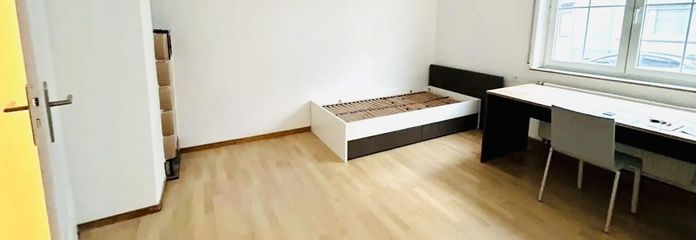 Helles Zimmer mit Möbeln