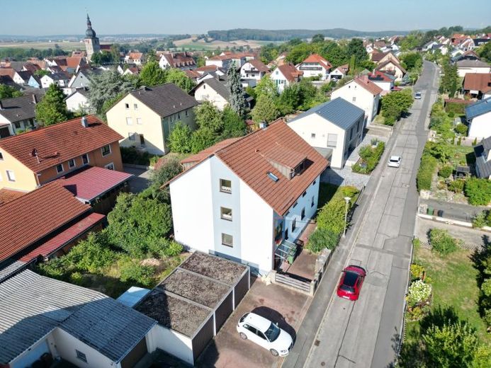 Viel Platz, viele Möglichkeiten – vollvermietetes und gepflegtes 3-Familienhaus in Lonnerstadt – Foto 1