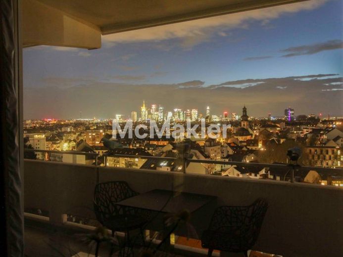 Skylineblick im 10. OG: Stilvoll modernisierte 2-Zimmer-Wohnung in Top-Lage Frankfurt – Foto 1
