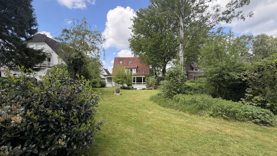 Attraente casa bifamiliare di nuova costruzione in posizione tranquilla e immersa nel verde a Niendorf – Das Grundstück
