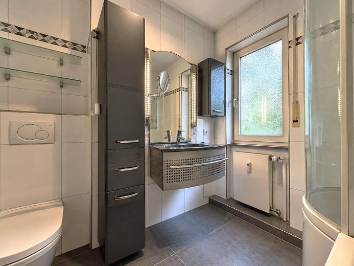 Ffm-Sachsenhausen: seltene Gelegenheit! 3 ZKB im EG, 93m² mit großer Terrasse + 75m² Grünfläche! – Badezimmer