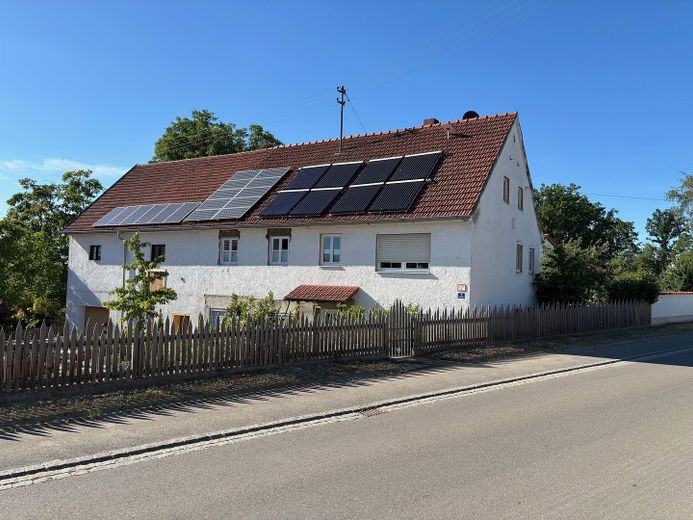 A one-of-a-kind piece of craftsmanship: energetically self-sufficient single-ridge farmhouse for aesthetes & collectors – Gesamtansicht1
