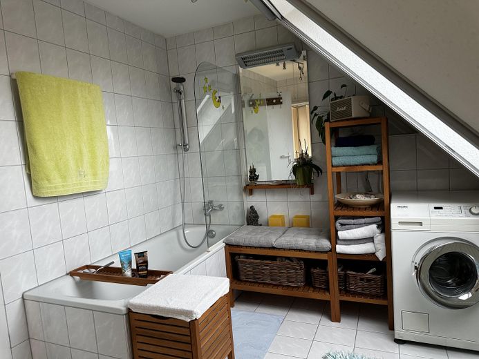 Maisonette-Dachgeschoss-Wohnung in Denzlingen – Bad mit Badewanne/WC (Bild 1)
