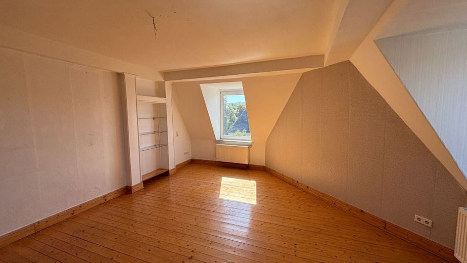 6-Zimmer-Dachgeschosswohnung mit EBK und Gartenabteil, nähe Bahnhof – Schlafzimmer - www.immobilien-heise.de