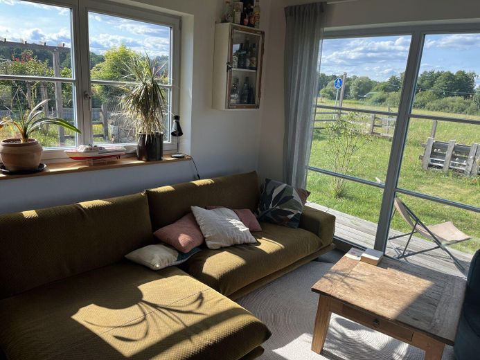 Haus am See mit Gründach – Wohnzimmer (links)