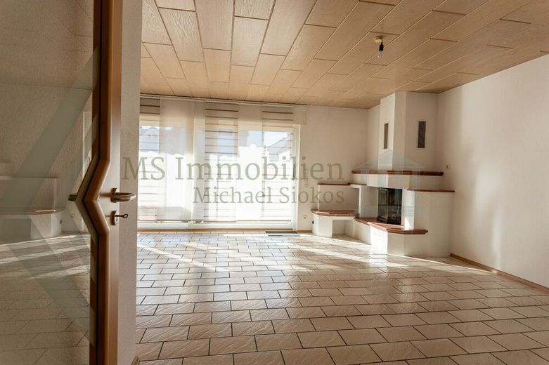 *** Charmante 4-Zimmer-Hochparterre-Wohnung mit Terrasse und Garten *** – Wohn-Essbereich Ansicht 1