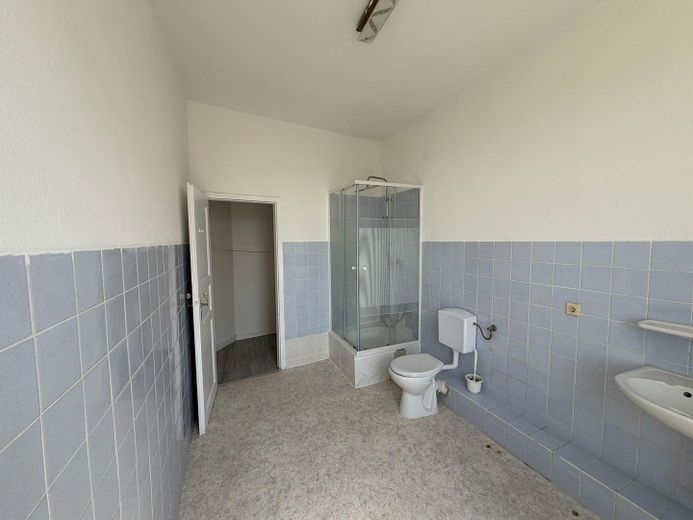 Erstbezug nach Sanierung: helle 3-Zimmer Altbau Whg. mit EBK im Herzen der Stadt – Badezimmer
