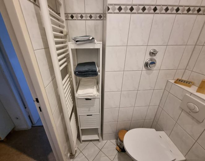 Helle, geräumige, möblierte Wohnung mit Balkon in zentraler Lage nahe U Alt-Mariendorf – Bad