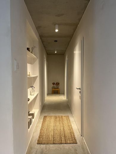 4-Zimmer-Wohnung mit großem Garten, Terrasse & Garage – Flur zum Schlafbereich