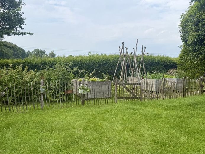 Naturnah leben &amp; Aussicht genießen - mit Garten und Doppelgarage in Exter – Naschgarten