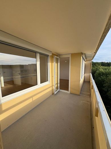 Première occupation après rénovation complète : appartement lumineux de 3,5 pièces avec 2 balcons, cuisine équipée et garage en sous-sol – Balkon