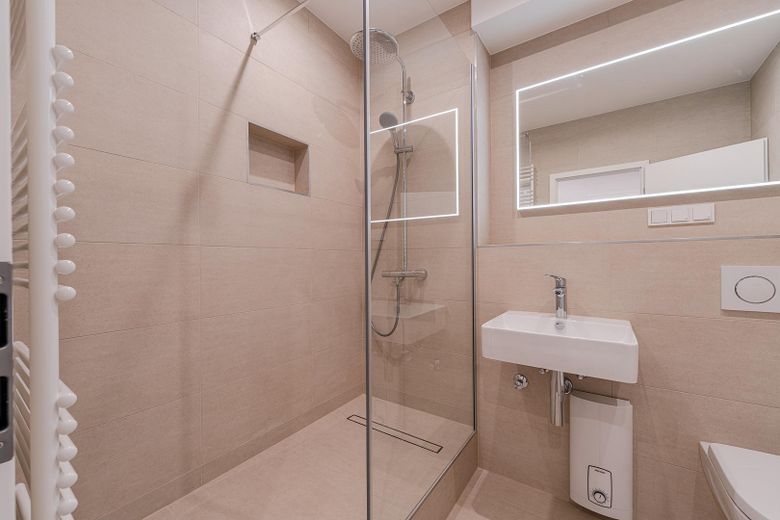 Kernsanierte 2-Zimmer-Wohnung in Derendorf | HSD | Einbauküche | teilmöbliert – Bad WC Ansicht 2