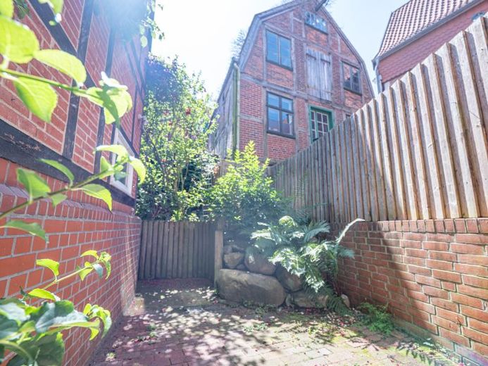Mitten drin und dabei! Charmantes Stadthaus mit Einliegerwohnung in Stades belebter Innenstadt. – Foto 1