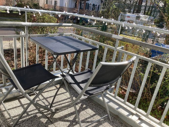 Balkon mit Tisch und Stühlen