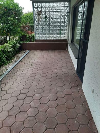 2,5 locali vicino al bosco e alla zona sud della Ruhr, terrazza di 14 m², bagno: vasca + doccia, parquet in legno massello – Terrasse vor Wohnraum