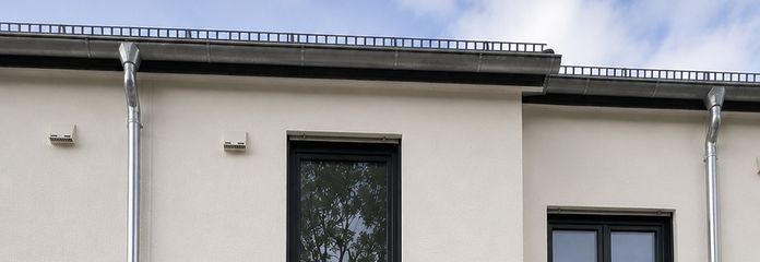 Erstbezug: A+ Neubau-Reihenhaus mit 6 Zimmern, Premiumküche, PV-Speicher & Garten – Hausansicht Eingang