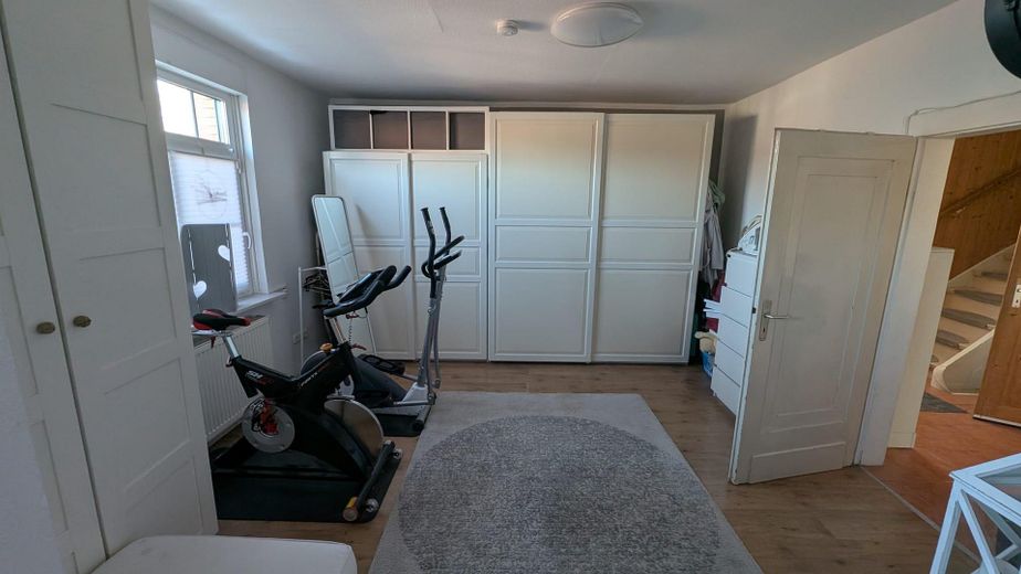 Acogedora vivienda antigua con mucho espacio para la familia y un gran jardín – 1.OG - Ankleidezimmer