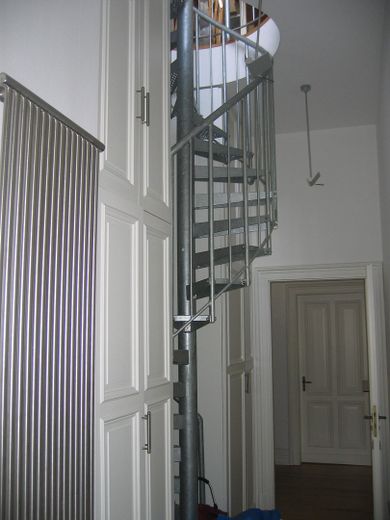 Exklusives Altbau-Luxus-Apartment mit Dachterrasse im Belgischen Viertel – Bild 7 Flur m. Wendeltreppe