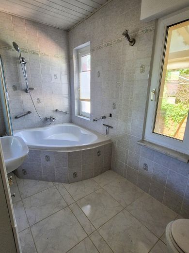 Großes Grundstück im Grünen mit Haus, Garage, Carport, Stellplätze – Bad