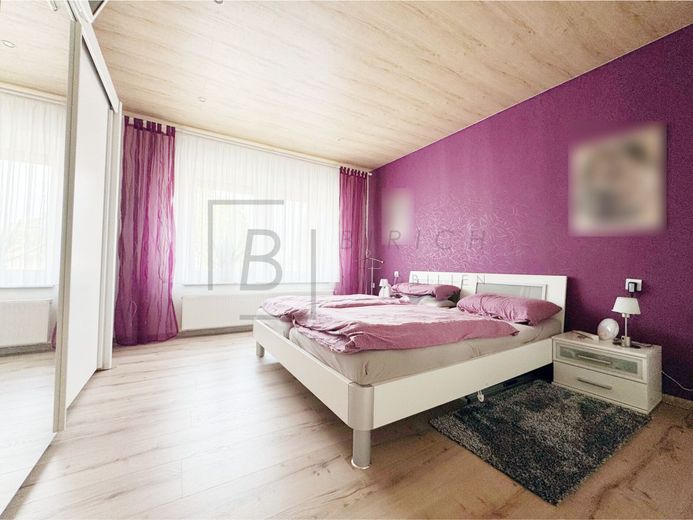 Mehrfamilienhaus mit Seltenheitswert - 448 m² Wohnfläche, 1.230 m² Grundstück und vielseitige Nutzungsmöglichkeiten – Schlafzimmer EG