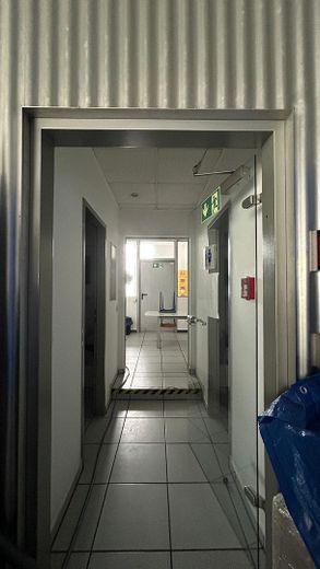 Commercio di automobili con capannone espositivo e superfici ufficio a Gelsenkirchen – Durchgang zu Sanitär und Küche