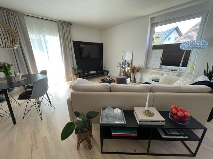 Schöne Renovierte 2,5 ZKB Erdgeschoss-Whg. in GmHütte – Wohnzimmer